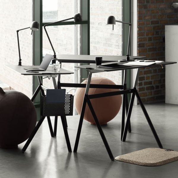 StandUp TRAPETS et bord med en trapezformet plade til fleksibel møblering.